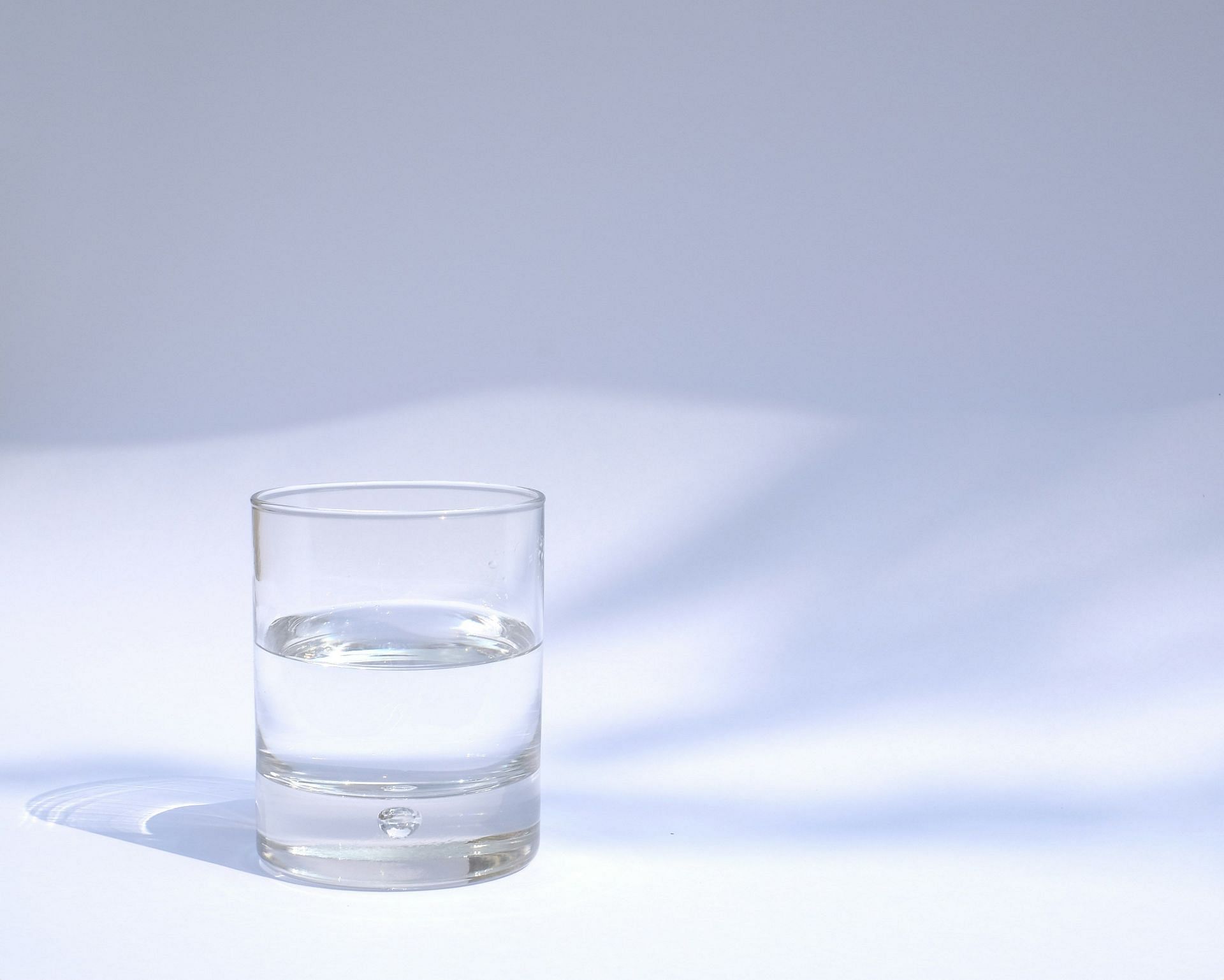 Drink a lot of water in the Polycythemia Vera Diet (Image by Manu Schwendener/Unsplash)
